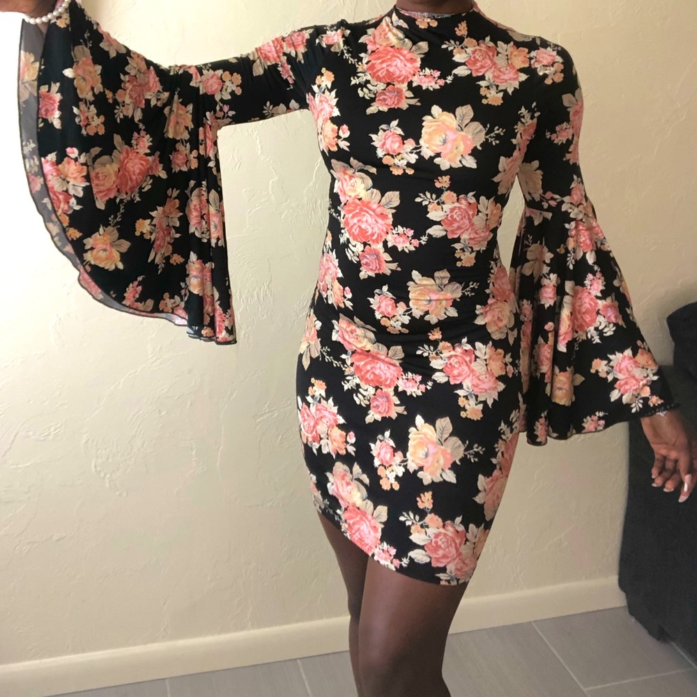 Floral bodycon dress with fanned sleeves